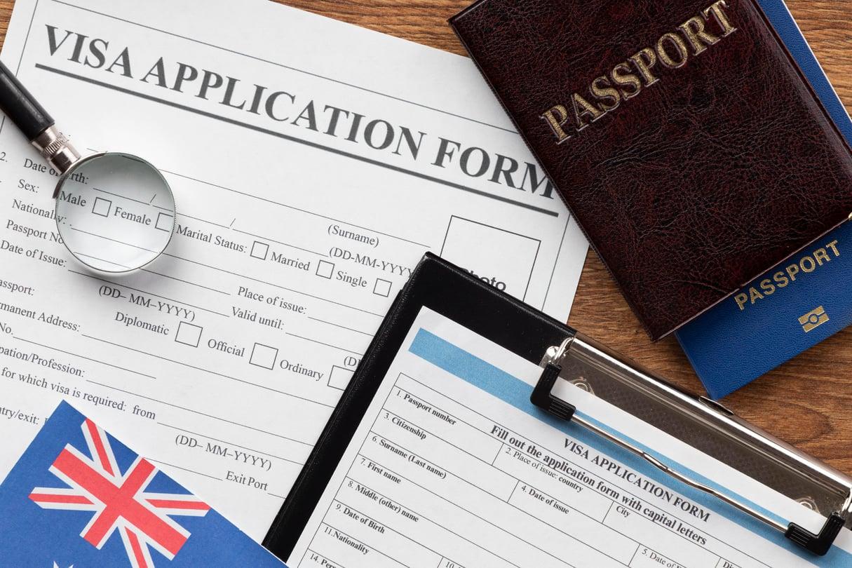 移民前，申請人還需要了解澳洲的移民政策和流程。澳洲移民政策是不斷變化的，因此需要申請人經常關注澳洲移民局的官方網站以獲取最新信息。另外，申請人需要填寫申請表，提供相應的文件和證明材料，並支付相應的費用。除此之外，還要進行健康檢查和背景調查。     澳洲是一個多元化的社會，擁有豐富的文化和生活方式。申請人需要了解澳洲的生活成本、房價、教育資訊和職業機會等方面的信息。了解這些信息對於申請人選擇移民方式和生活地點非常重要。