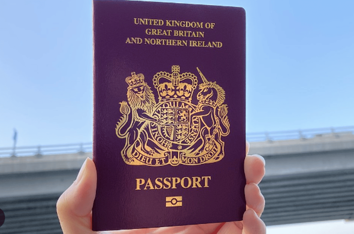 BNO（British National (Overseas) passport）提供持有者六個月的英國入境及「有限居留權」。隨著BNO權利的擴展，持證人以及其受養家庭成員——涵蓋配偶、伴侶和18歲以下的子女——均可享受為期五年的居留許可，期間允許讀書和工作，但持證人在此期間無法領取包含政府福利在內的公共資金。居住滿五年再加上一年之後，持證人便有資格申請成為英國公民，該過程中無須擔心有任何配額限制。